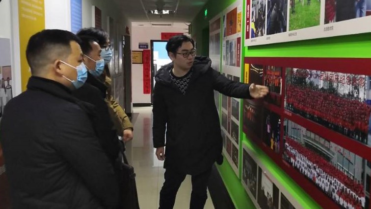 图9 公关组讲解员为四川政府部门4位干部讲解团队文化.jpg